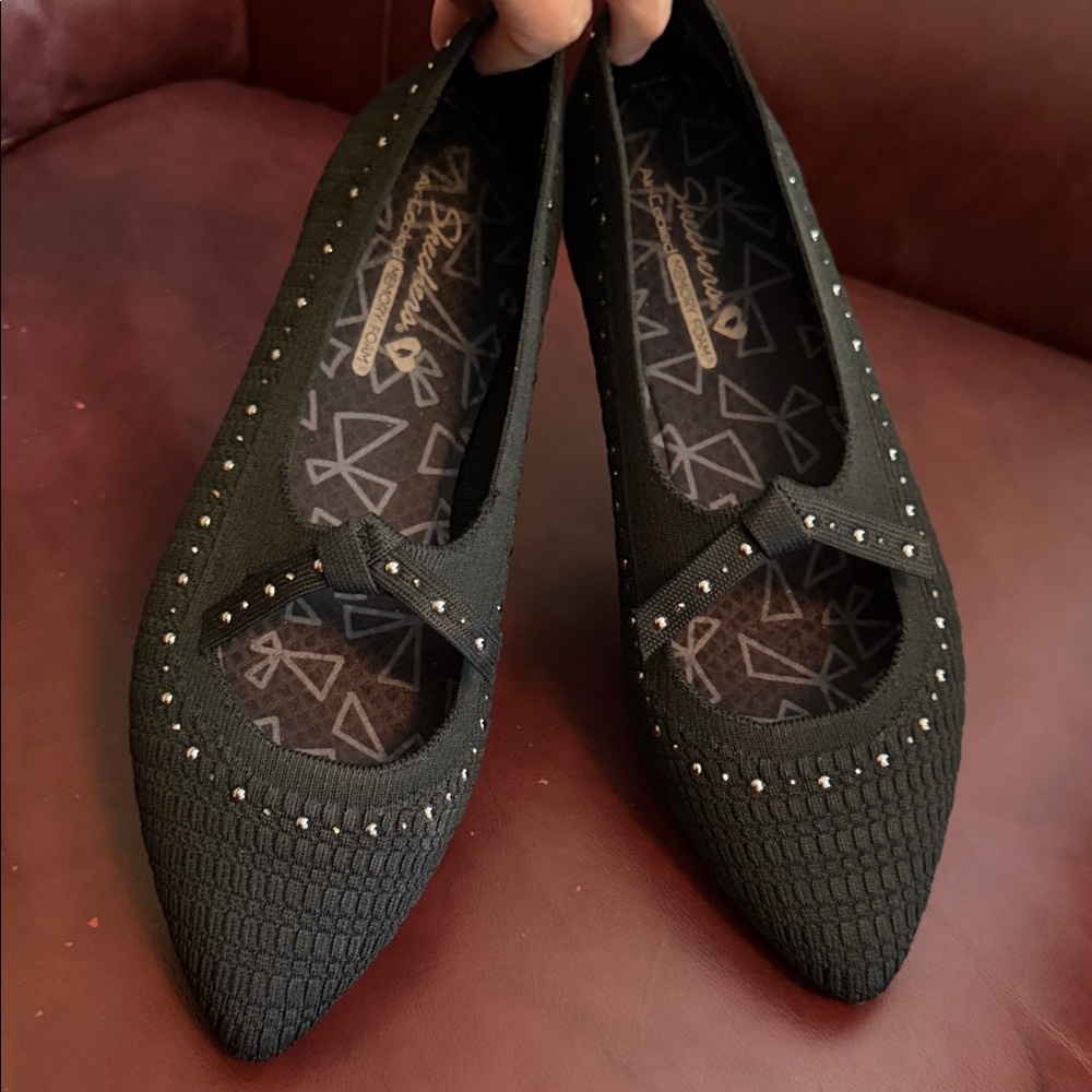 Skechers  Women’s Black Embellished Pointed Knit Flats -memory foam